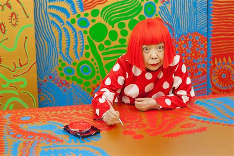 Yayoi Kusama: Tutto sull’artista dei pois e delle zucche.